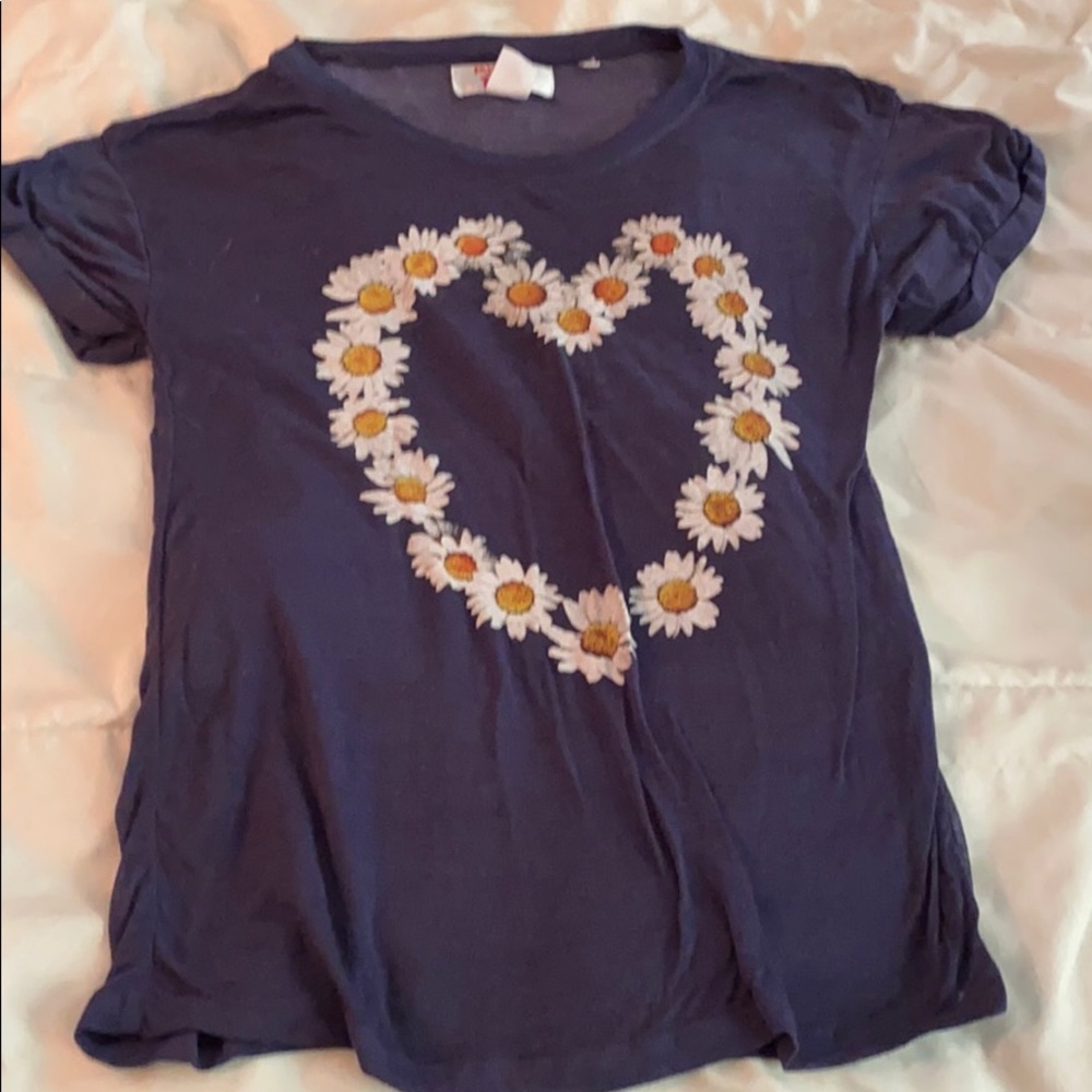 Soft daisy heart tee